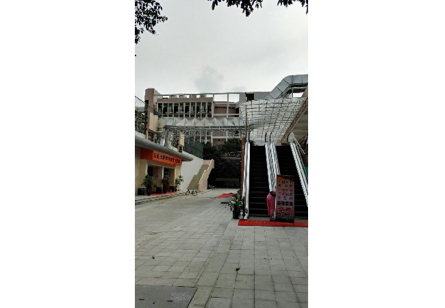 五邑大学饭堂油烟管1